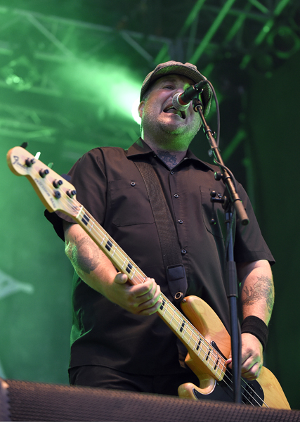 Der Sänger und Bassist Ken Casey von der irisch-amerikanische Folk-Punk-Band "Dropkick Murphys" während eines Konzertes am Montag, 10. August 2015 in der Arena in Wien. FOTO: HERBERT P. OCZERET