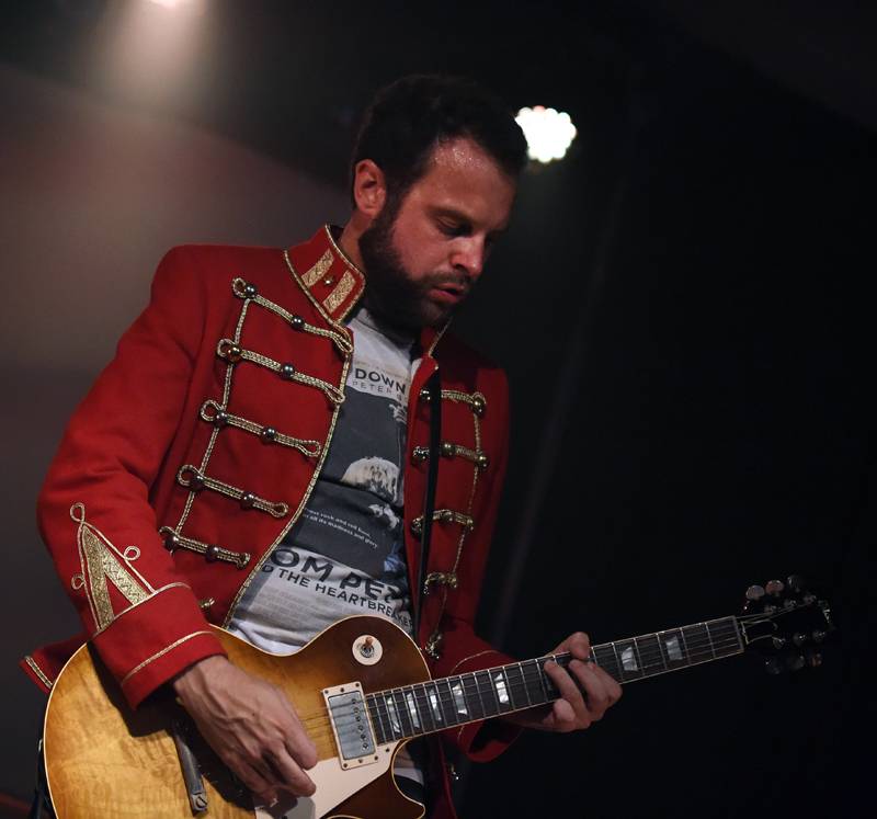 Gitarrist Michael Böbel von der österreichischen Band "The Weight" während eines Konzertes im Rahmen des "Poolbar Festivals" am Dienstag, 11. August 2015 in Feldkirch. FOTO: HERBERT P. OCZERET