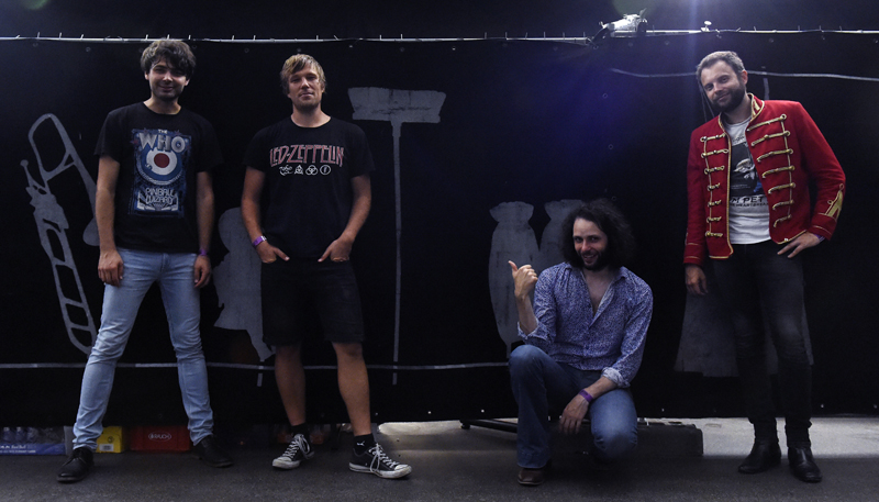 v.l.: Gitarrist Michael Böbel, Schlagzeuger Andreas Vetter, Sänger Tobias Jussel und Bassist Patrick Moosbrugger von der österreichischen Band "The Weight" im Rahmen des "Poolbar Festivals" am Dienstag, 11. August 2015 in Feldkirch. FOTO: HERBERT P. OCZERET