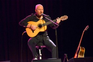 Der britische Musiker Black aka Colin Vearncombe spielt am 25.11.2015 in München (Bayern) im Rahmen der «Acostic Tour 2015». Der Musiker, der mit «Wonderful Life» einen Superhit der 1980er Jahre hatte, ist an den Folgen eines Autounfalls gestorben. Foto: Petra Schönberger/Geisler-Foto/dpa (zu dpa «Wonderful Life»-Sänger Colin Vearncombe gestorben» vom 26.01.2016) +++(c) dpa - Bildfunk+++